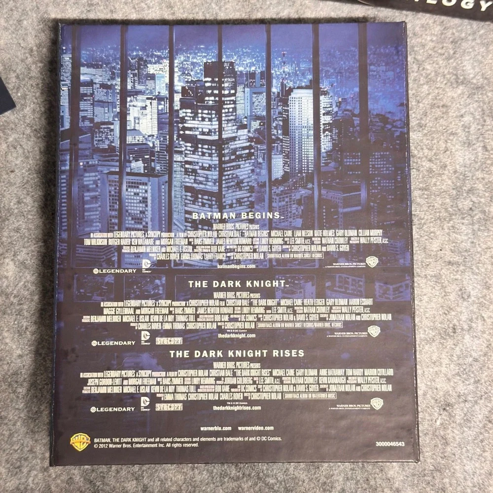 The Dark Knight Trilogy Blu-ray 5-Disc Box Set Batman Begins Rises Art Book 2012 - Picture 4 of 8